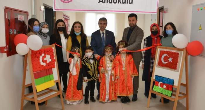 Miniklerden canım bayrağımız ve doğa ile el ele sergisi