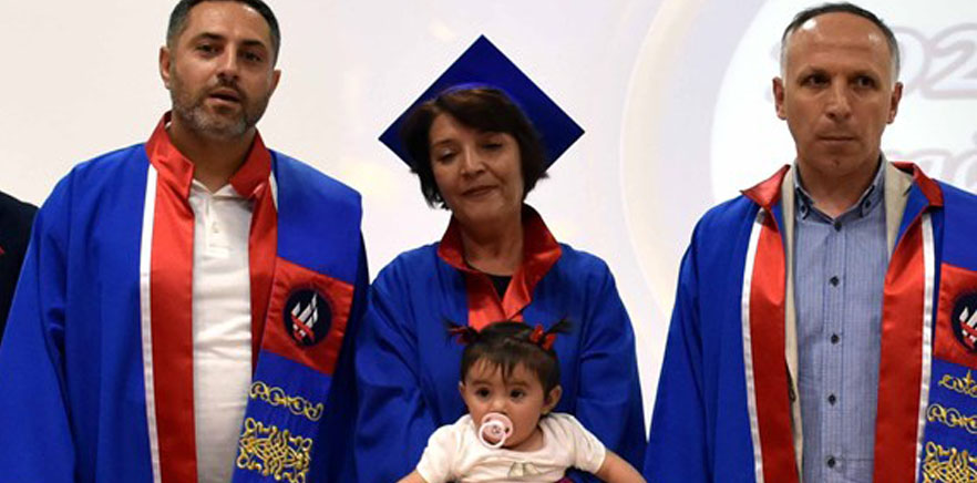 ÜNİVERSİTE BİRİNCİSİ BABAANNE MEZUN OLDU