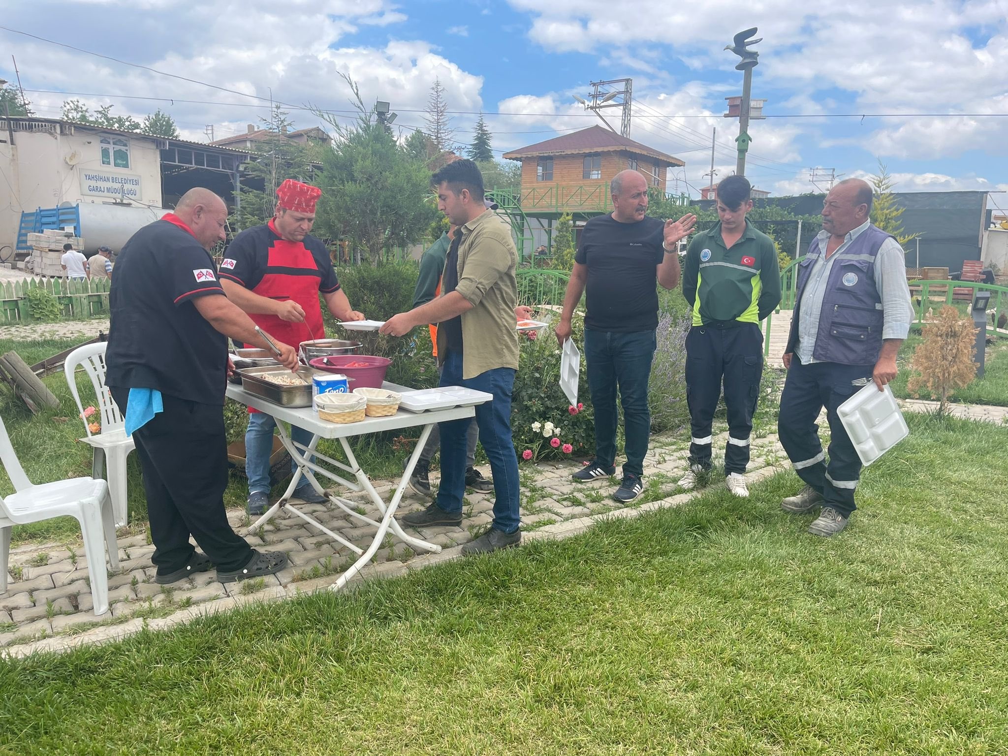 BELEDİYE BAŞKANI PERSONELLERİ İLE HOŞ SOHBETTE