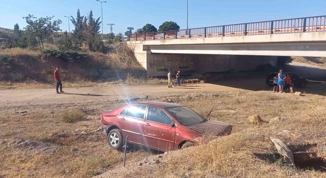 KÖPRÜDEN DÜŞEN OTOMOBİLİN SÜRÜCÜSÜ YARALANDI