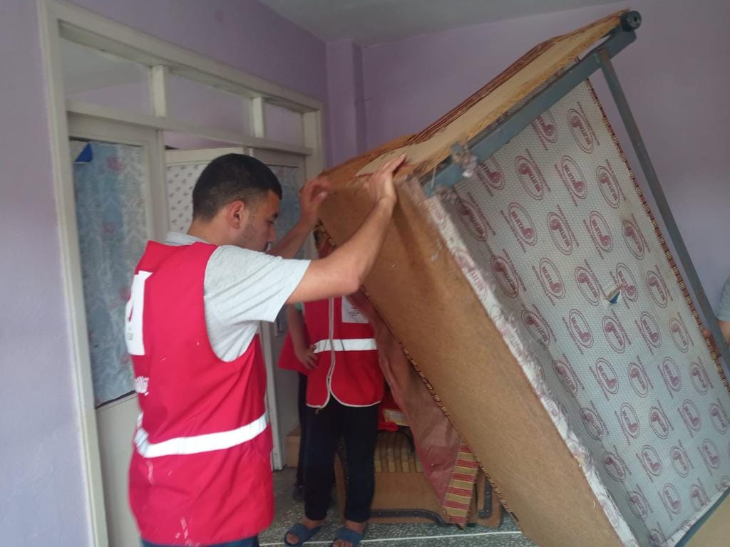 KIZILAY İHTİYAÇ SAHİPLERİ AİLELERİN YARDIMINA KOŞUYOR
