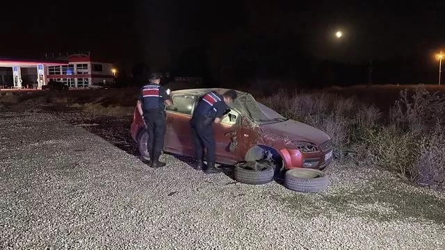 KIRIKKALE'DE DEVRİLEN OTOMOBİLDEKİ 3 KİŞİ YARALANDI