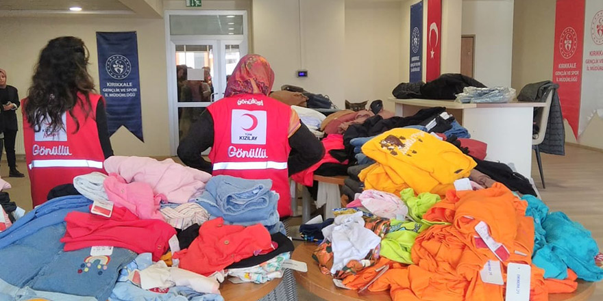 KIZILAY KIYAFET, ERZAK VE UN DAĞITIYOR