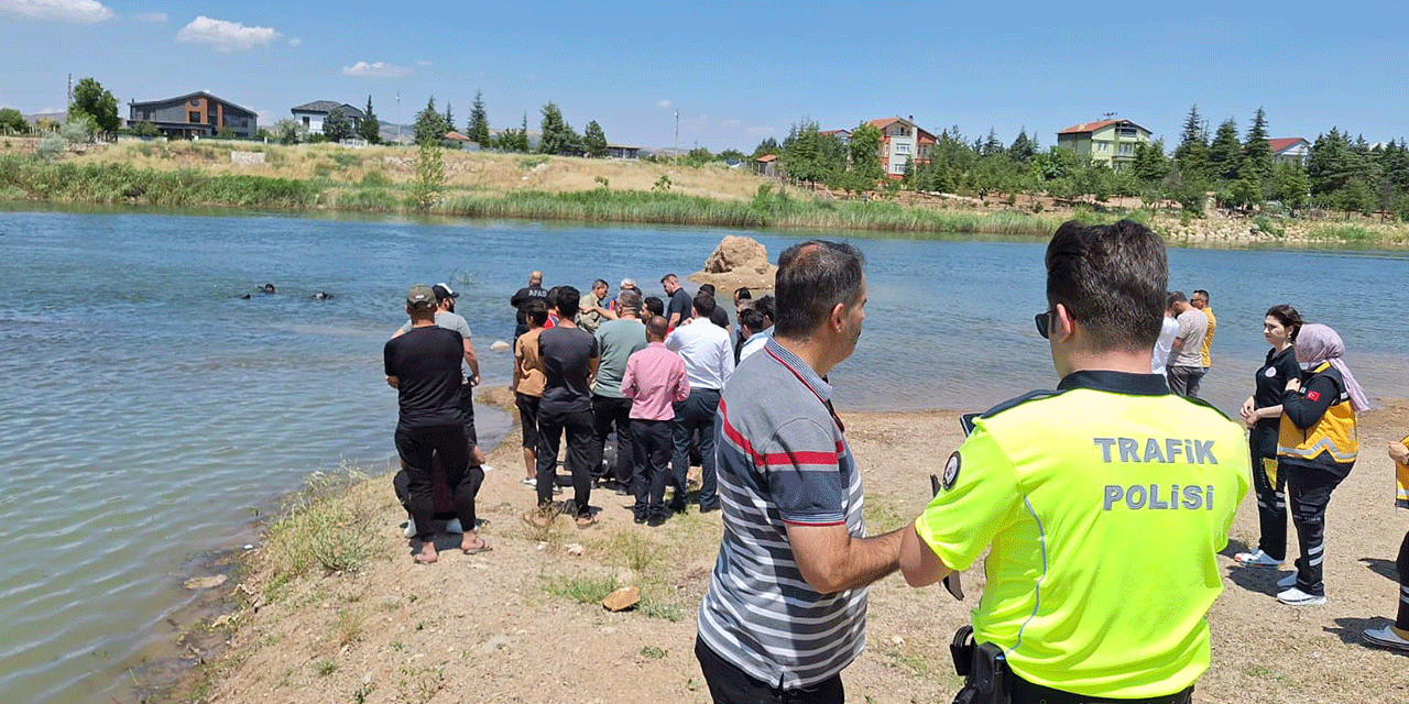 Kırıkkale'de kaçan toplarını almak için Kızılırmak'a giren 3 çocuk kayboldu