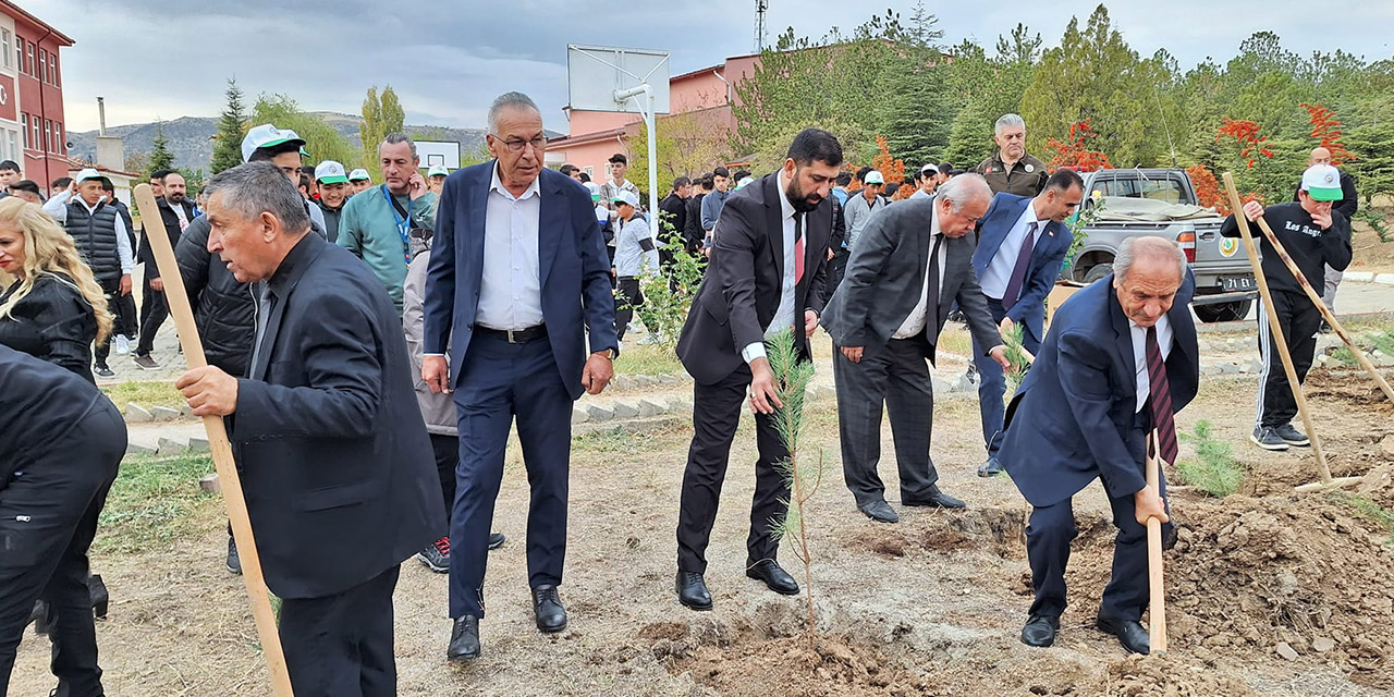 85 fidan toprakla buluşturuldu
