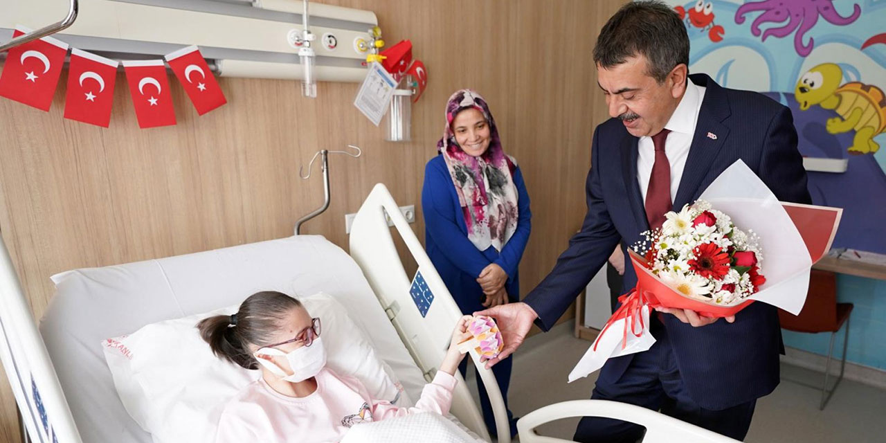Milli Eğitim Bakanı Yusuf Tekin, hastanede tedavi gören çocukları ziyaret etti