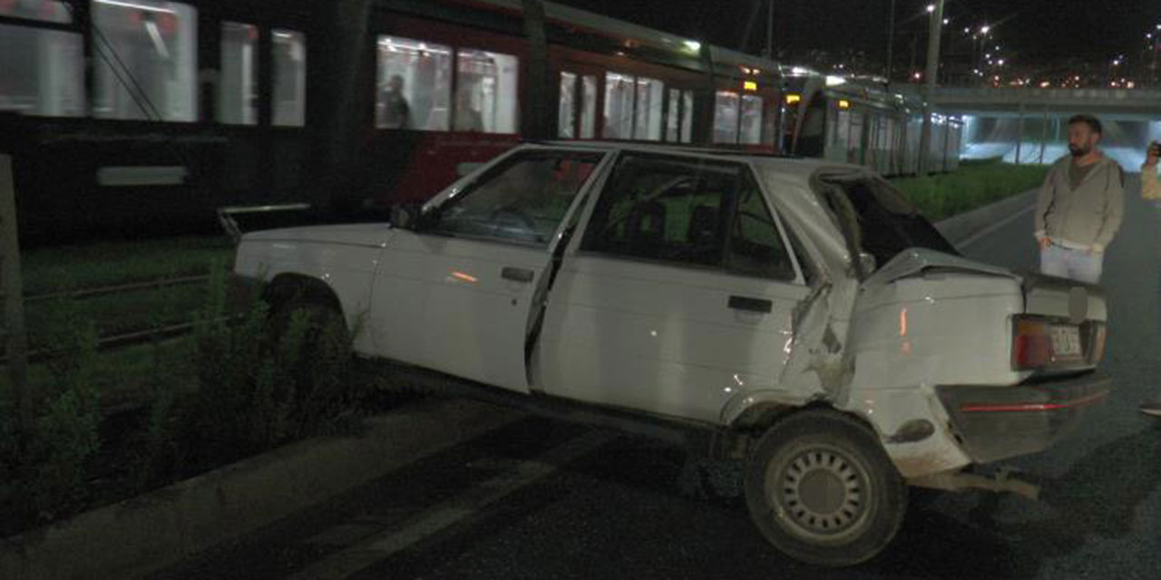 Otomobil tramvay yoluna girdi: 2 kişi yaralandı