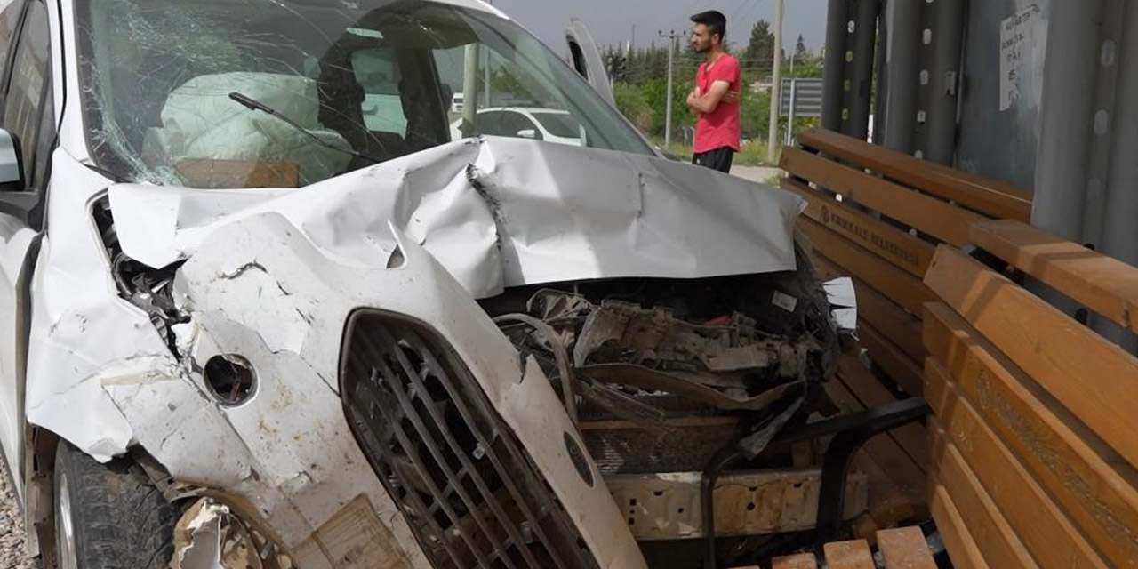 Kırıkkale'de hafif ticari araç, evde sağlık hizmeti aracıyla çarpıştı: 6 yaralı
