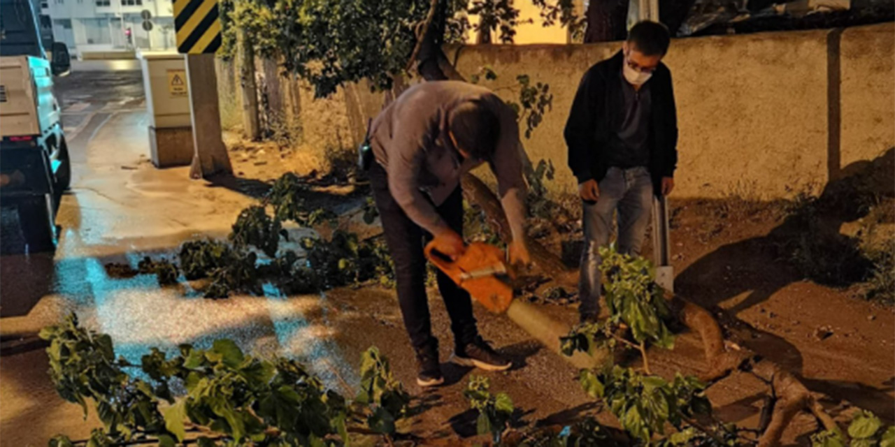 Kırıkkale Belediyesi yağan yağmurun ardından temizliklere başladı