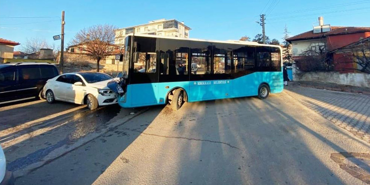 Kırıkkale'de halk otobüsü ile otomobil çarpıştı: 7 yaralı