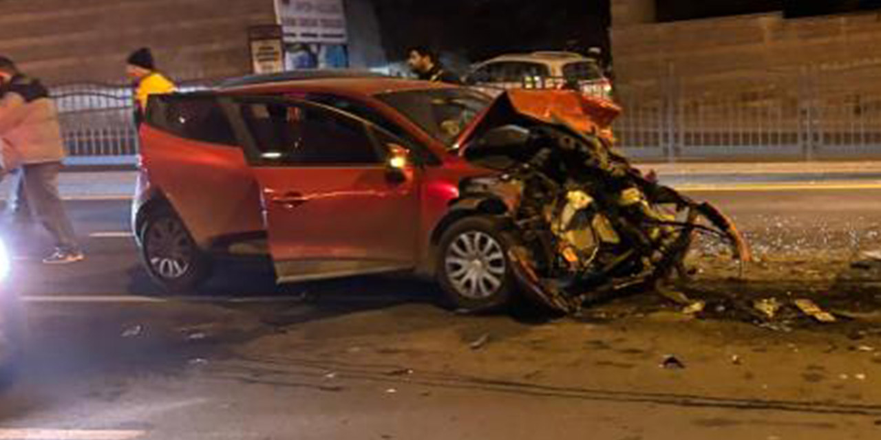 Trafikte makas atarak ilerleyen araç 4 otomobile çarptı
