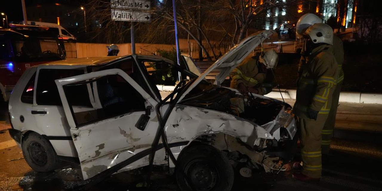 Kavşakta çarpışan 2 otomobil hurdaya döndü: 3 yaralı