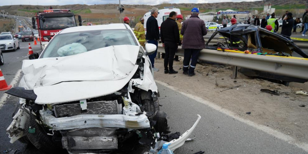 Kırıkkale'de çarpışan Fiat otomobiller hurdaya döndü: 1 ölü, 6 yaralı