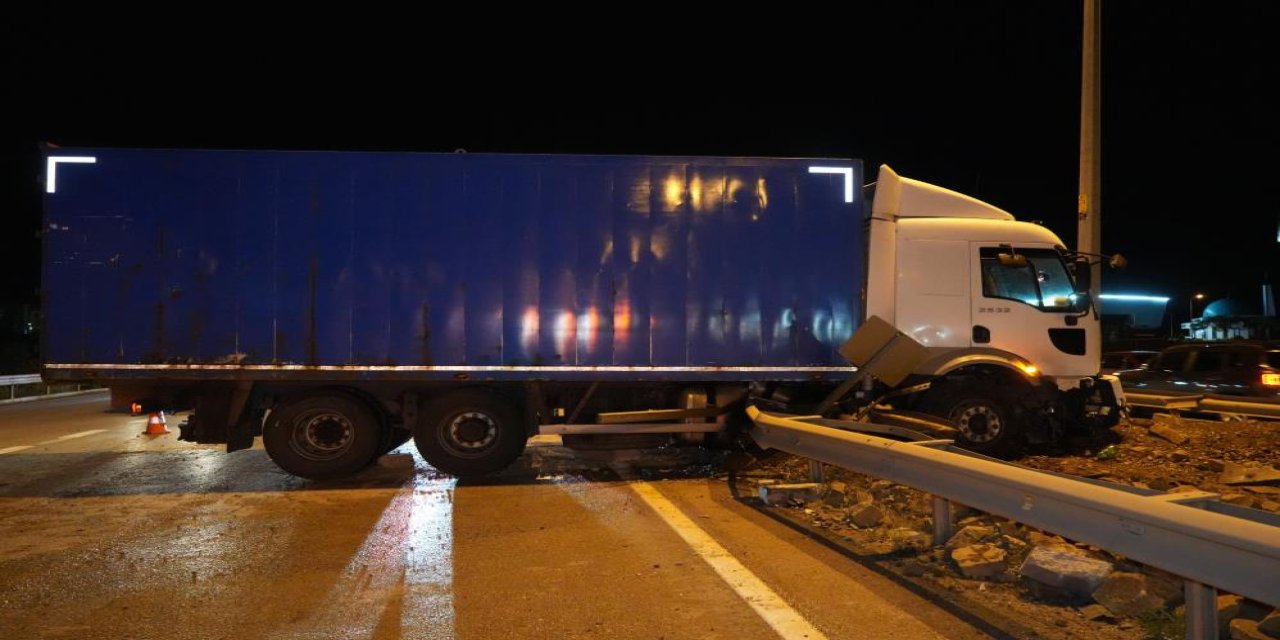 Kırıkkale'de kontrolden çıkan kamyon refüje çıktı