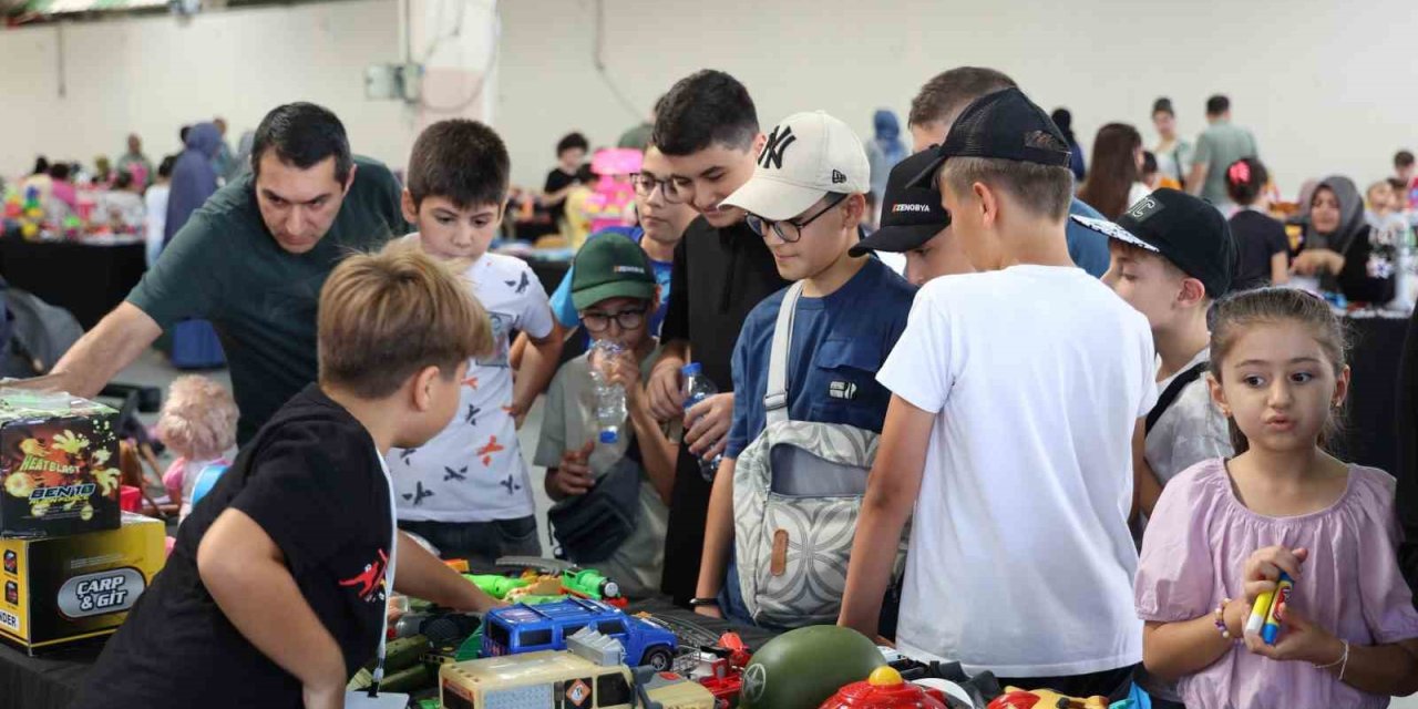 Çocuklar Genç KOMEK  2. El Oyuncak Pazarı ile farkındalık kazanıyor