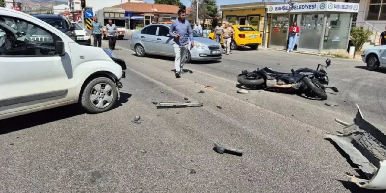Bahşılı'da feci trafik kazası! Hafif ticari araç ile motorsiklet çarpıştı