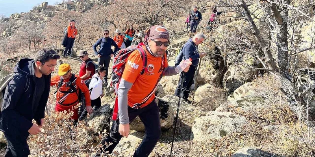 Kırıkkale Bozkır Dağcıları, “Çöp atma, adım at” projesiyle doğada buluşuyor