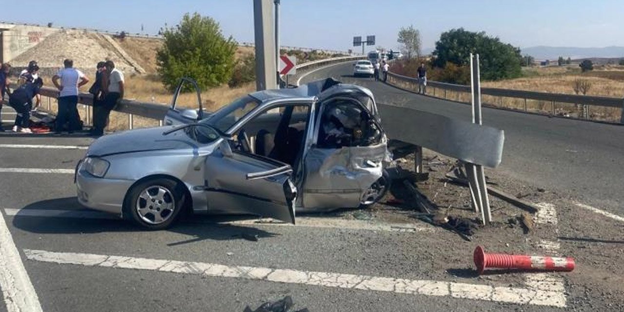 Bariyerlere çarpan otomobil hurdaya döndü: 5 yaralı
