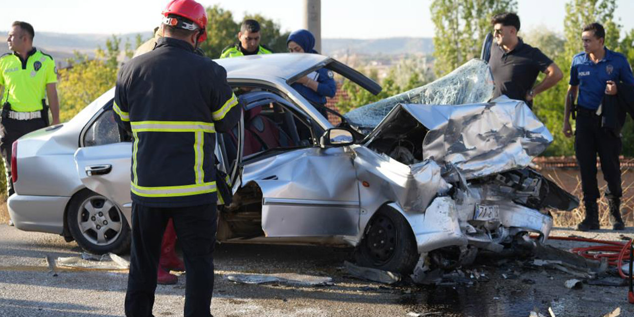 Kırıkkale'de otomobiller kafa kafaya çarpıştı: Sürücüler hayatını kaybetti