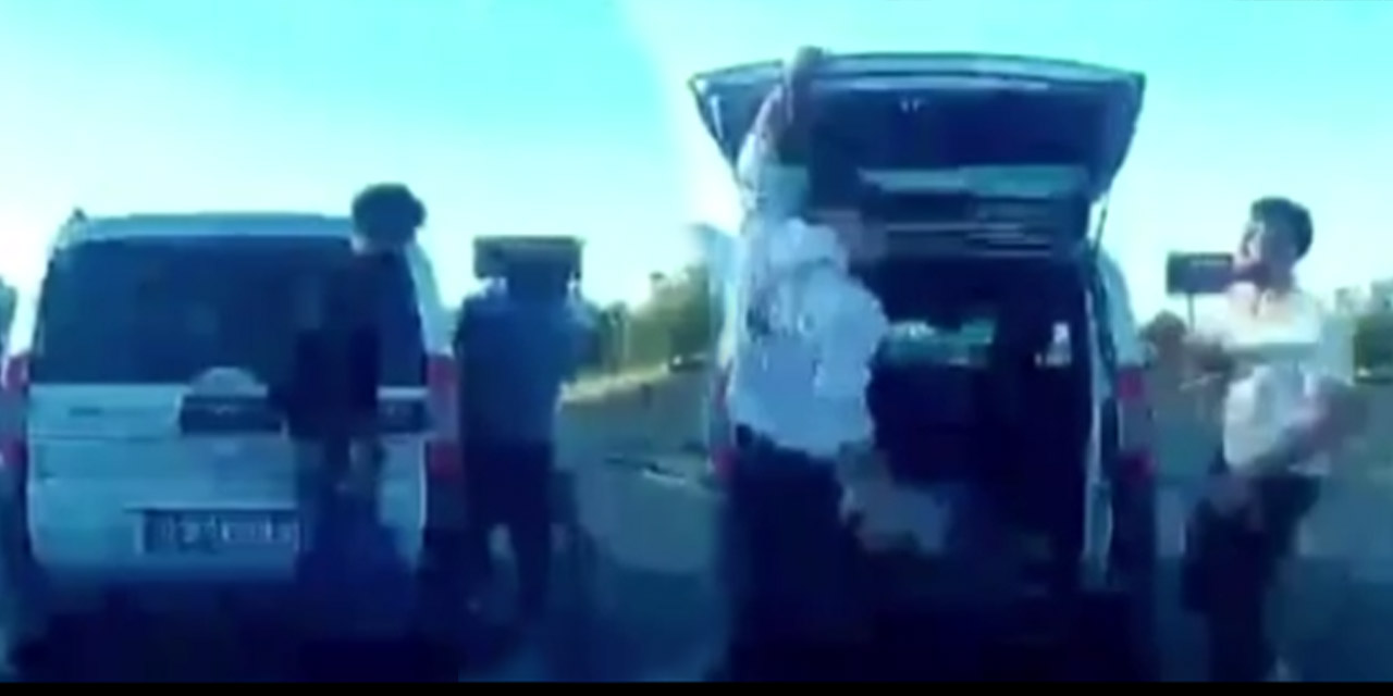 Taksiciyi sıkıştırıp darbettiler