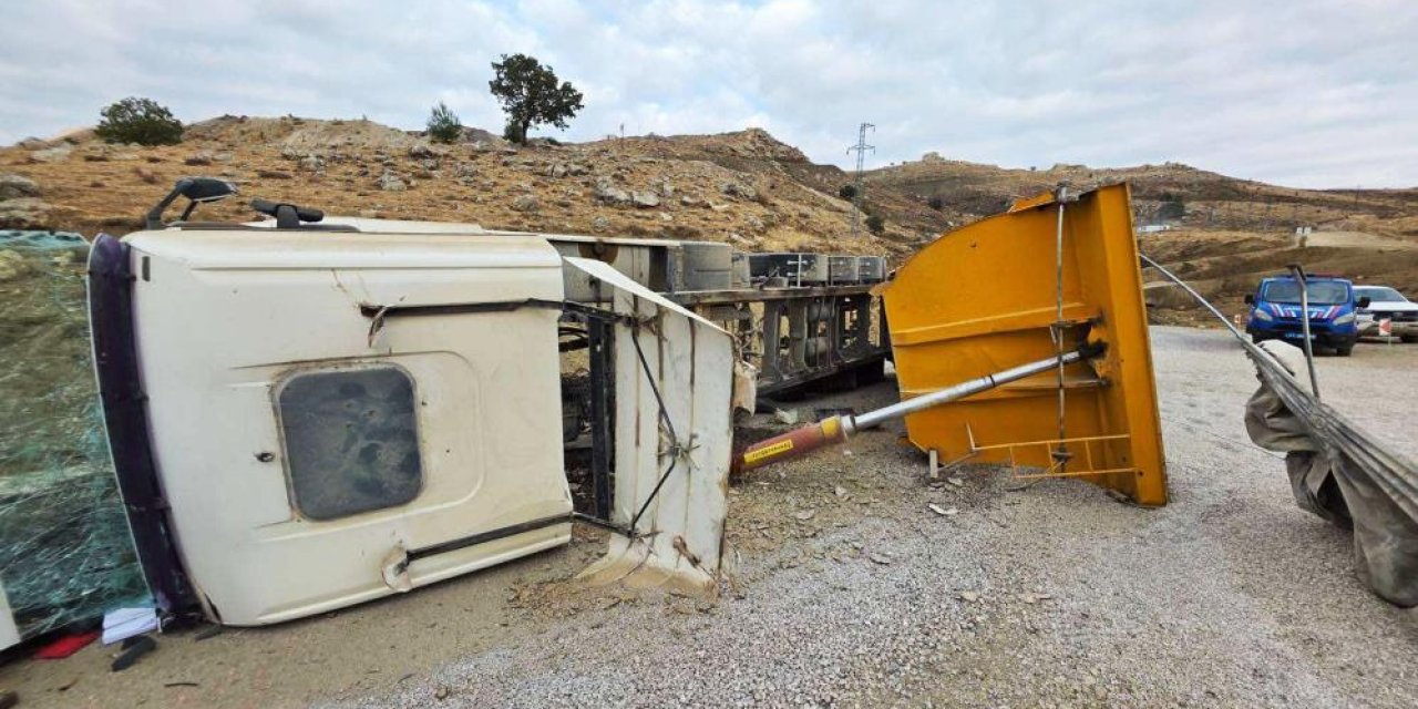 Kırıkkale'de mıcır yüklü kamyon devrildi: 1 yaralı
