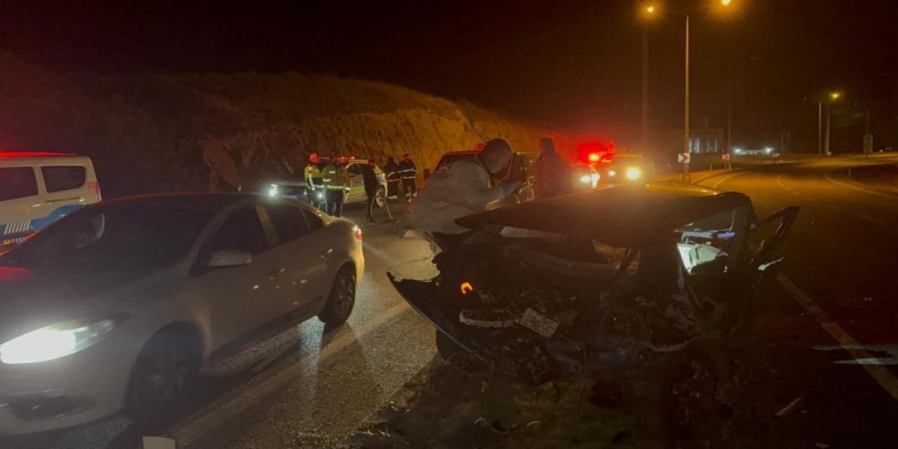 Kırıkkale yolunda feci kaza! Otomobil ikiye bölündü