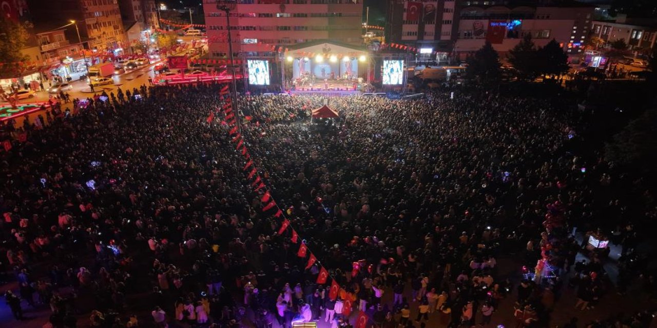 Yağmur altında Cumhuriyet coşkusu: Ünlü şarkıcı Fettah Can Kırıkkale'de hayranlarıyla buluştu