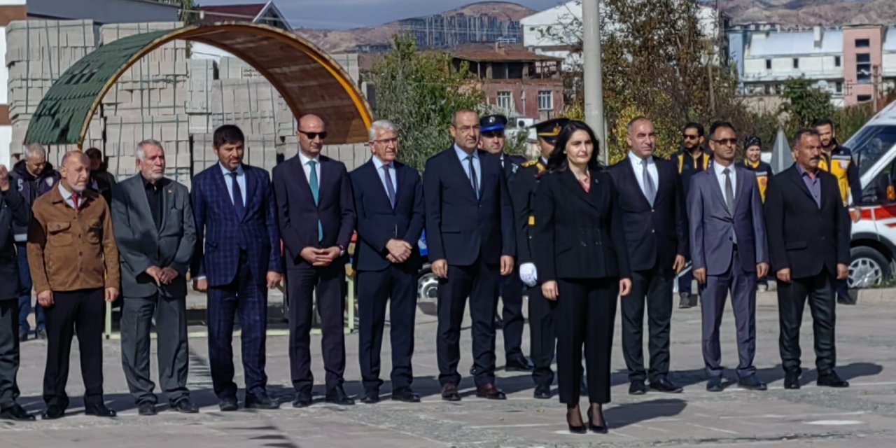 102 yıllık gurur! Bahşılı'da Atatürk anıtı önünde görkemli tören