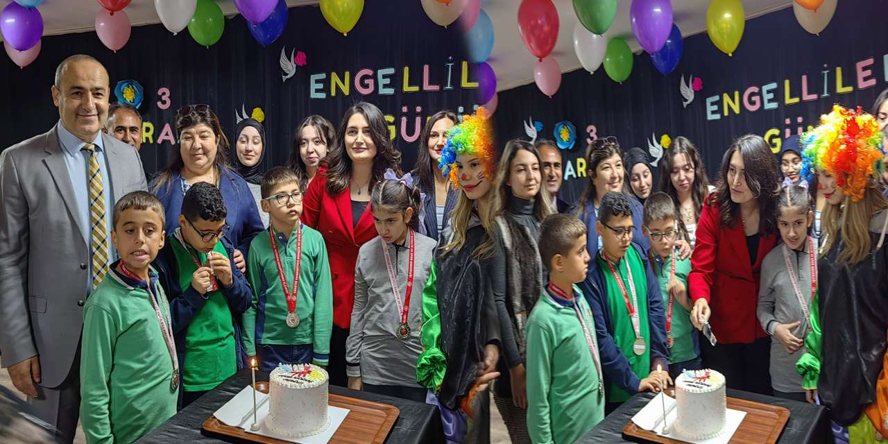 Kırıkkale'de engel tanımayan coşku! Kaymakam Bozkır, özel sporcularla pasta kesti