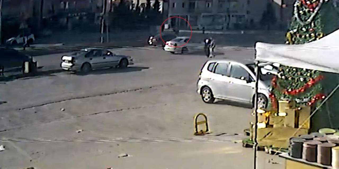 Otomobilin çarptığı yaşlı kadın metrelerce savruldu