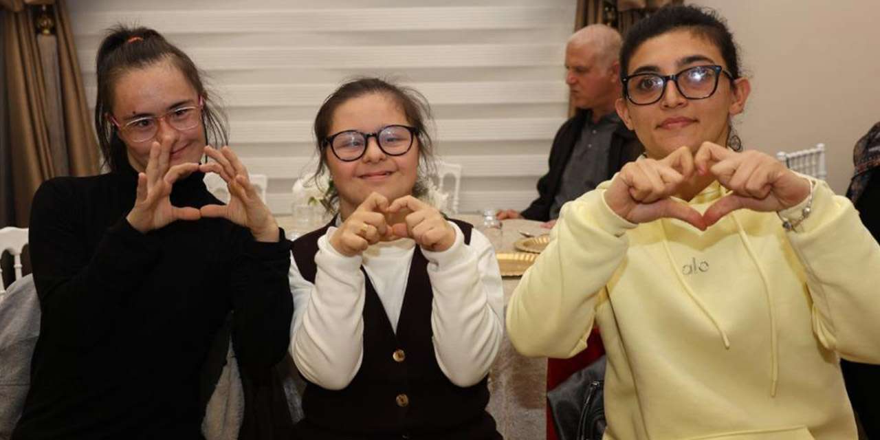 Özel bireyler müzik dolu gecede doyasıya eğlendi