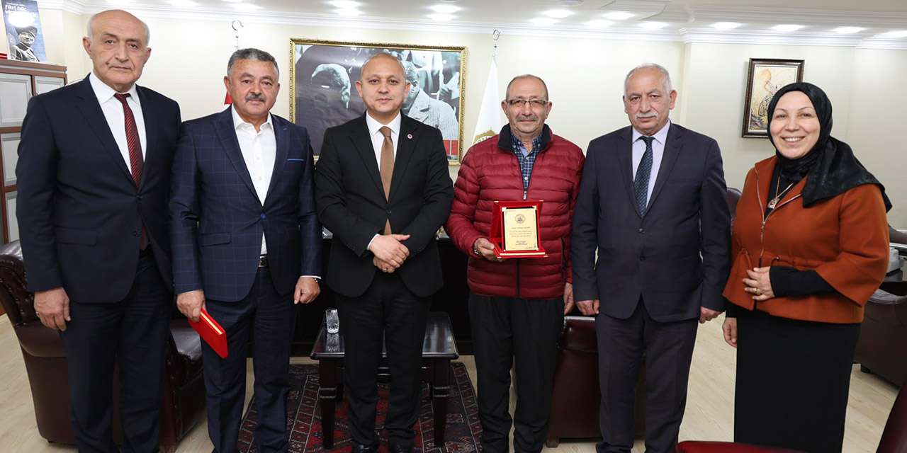 Belediyenin iki emektarı plaketle uğurlandı