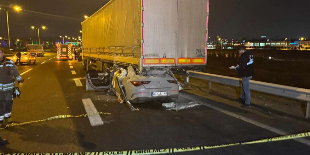 Çevre yolunda feci kaza! Otomobil tıra girdi
