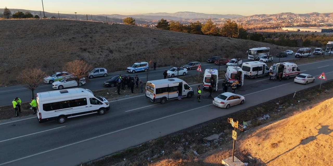 Kırıkkale'de 3 servis aracı çarpıştı: 10 yaralı