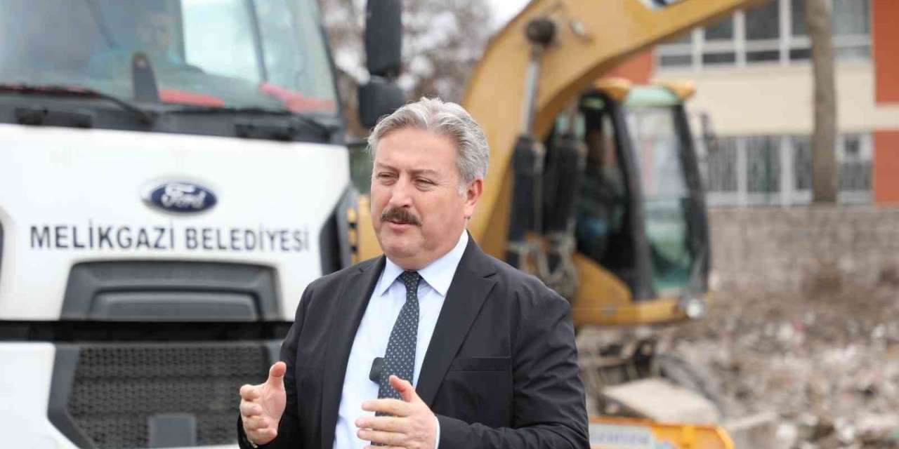 Melikgazi Belediyesi ilçedeki metruk yapıların yıkımına devam ediyor