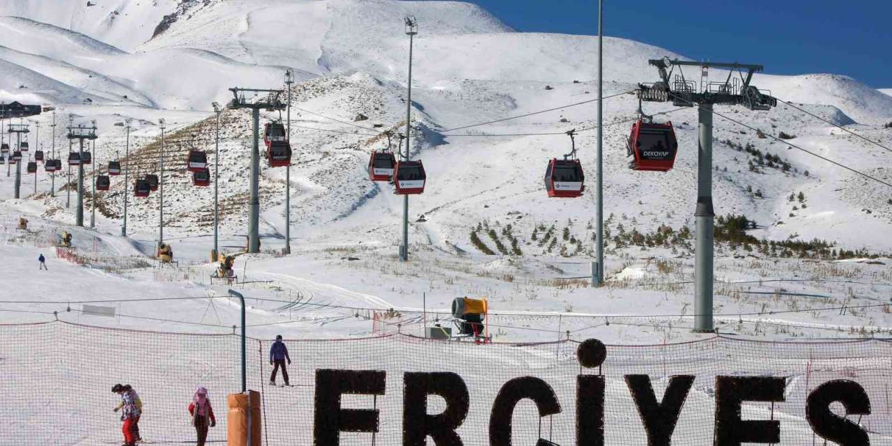 Erciyes’te kayak sezonu açıldı, kayakseverler pistlere akın etti