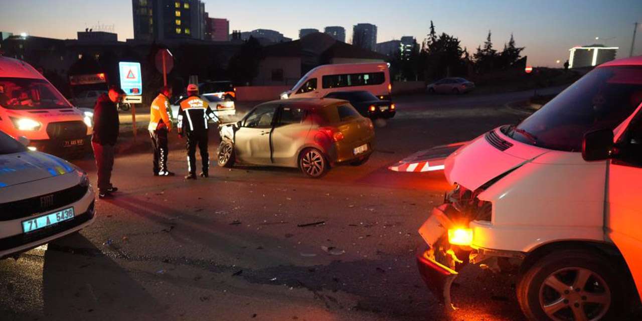 Minibüs ile otomobil kafa kafaya çarpıştı: 2 yaralı