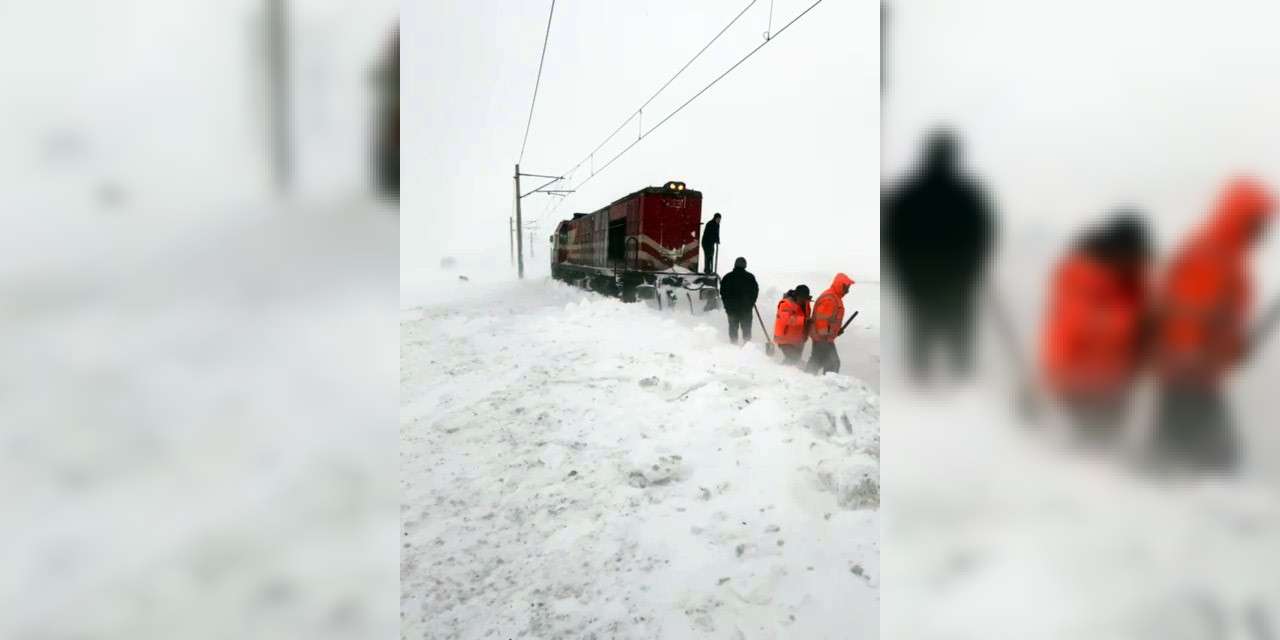 Raylarda kar savaşı! Trenlere kar kürekleriyle yol açıldı!