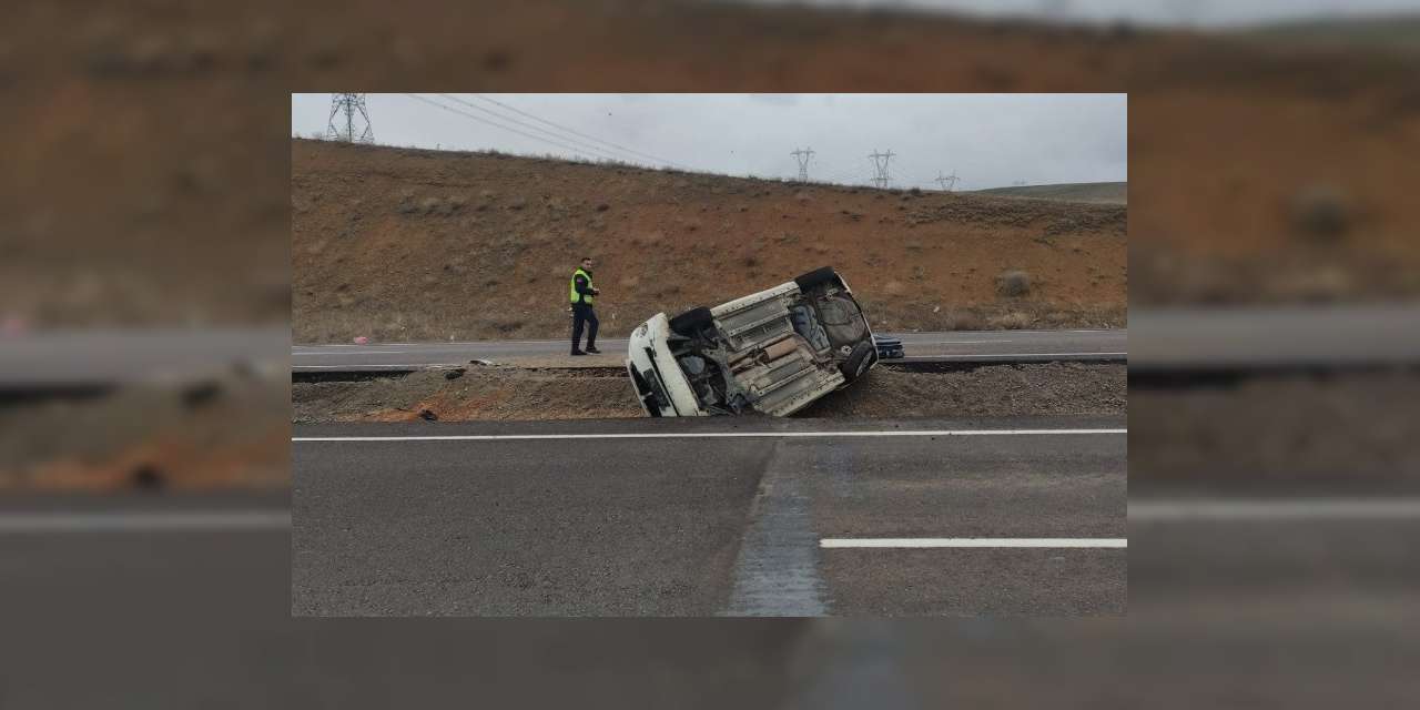 Kırıkkale-Kulu yolunda otomobil refüje devrildi: 4 yaralı