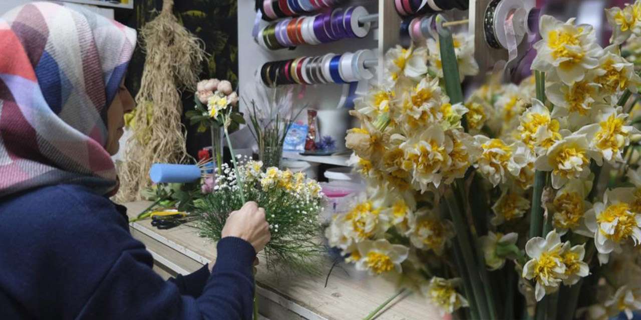 Kendine has kokusuyla Nergis çiçeği yok satıyor