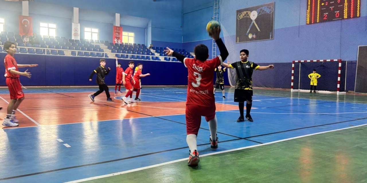 Hentbolun "Küçükleri" nefes kesti!