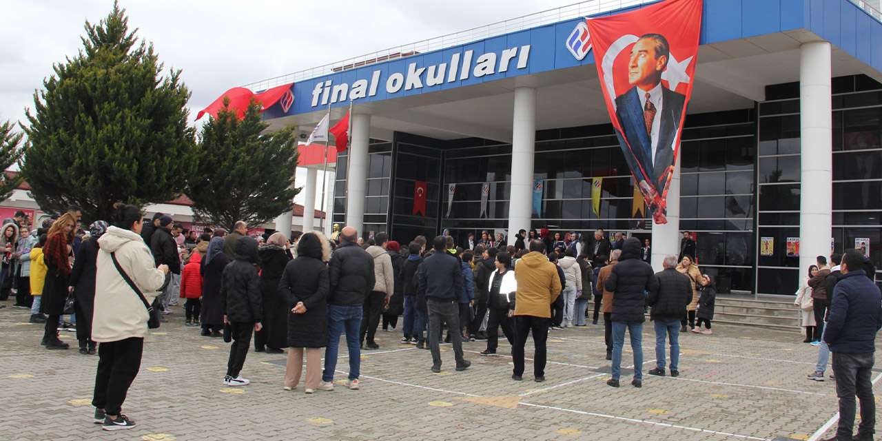 Yüzlerce Öğrenci Final Okullarında burs için yarıştı