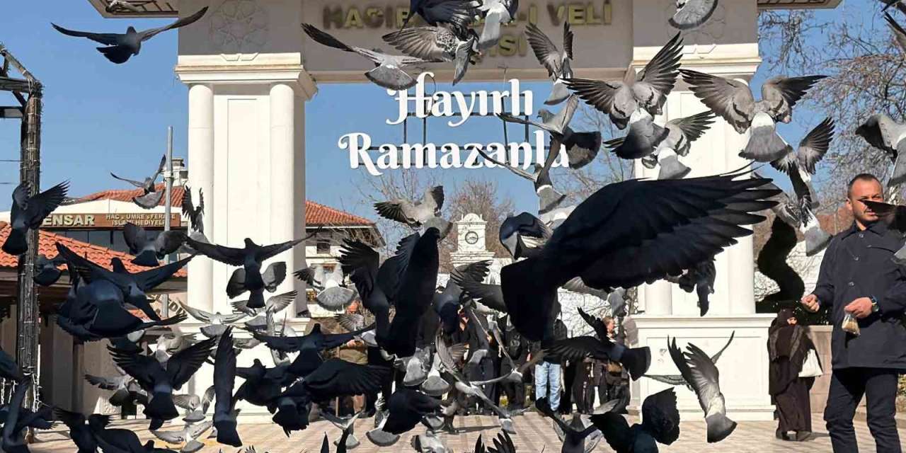 Ramazan ayının ilk cumasında Hacı Bayram Veli Camii doldu taştı