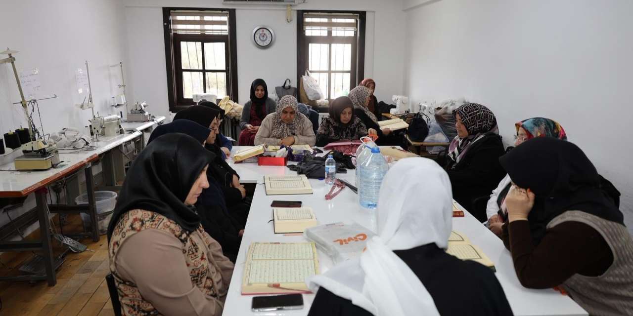 Bu konakta her gün kadınlar mukabele için buluşuyor