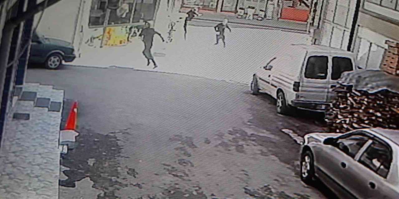 Silahlı saldırgan cadde üzerindeki vatandaşlara ateş açtı