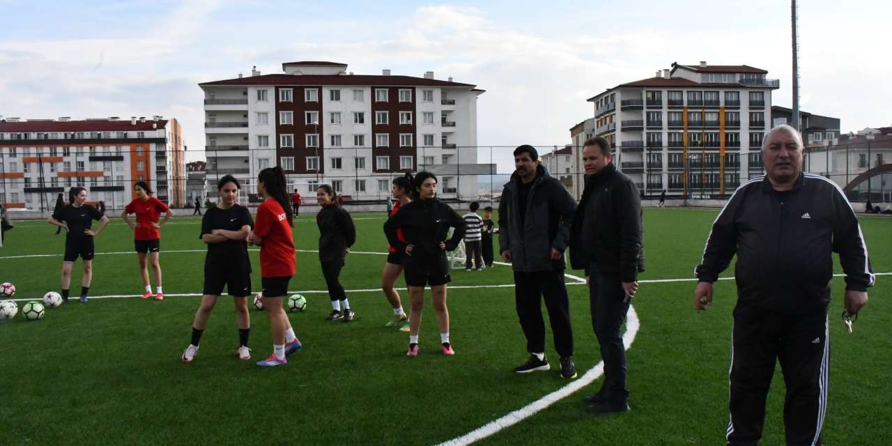 Kırıkkale’nin yıldızları sahada, İl Müdürü takipte! Sahanın tozunu yuttular, takdiri kaptılar