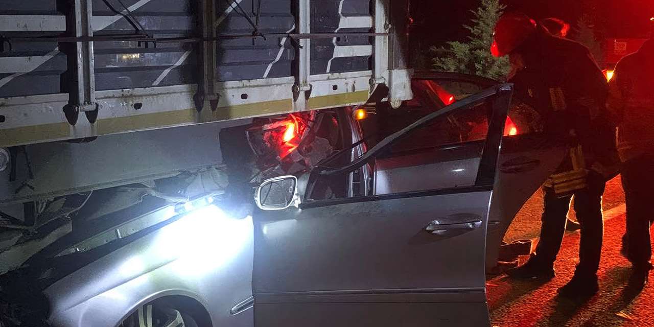 Otomobil park halindeki tıra çarptı, köy muhtarı ağır yaralandı