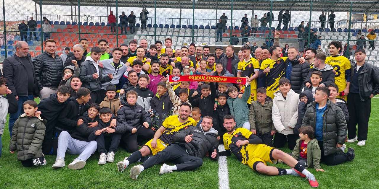 Hacılar’ın gurur gecesi: Hacılar Belediye Spor şampiyonluk kupasını kaldırdı!