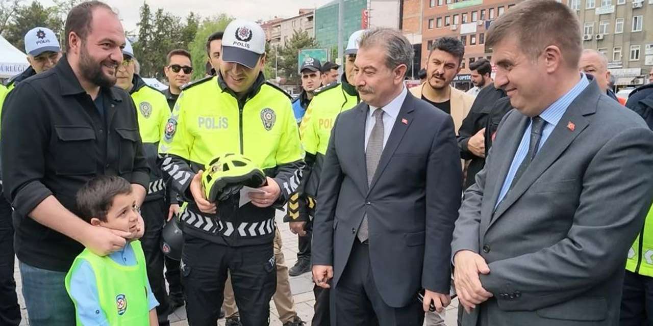 Kırıkkale'de motosiklet kazası geçiren sürücülere kask hediye edildi