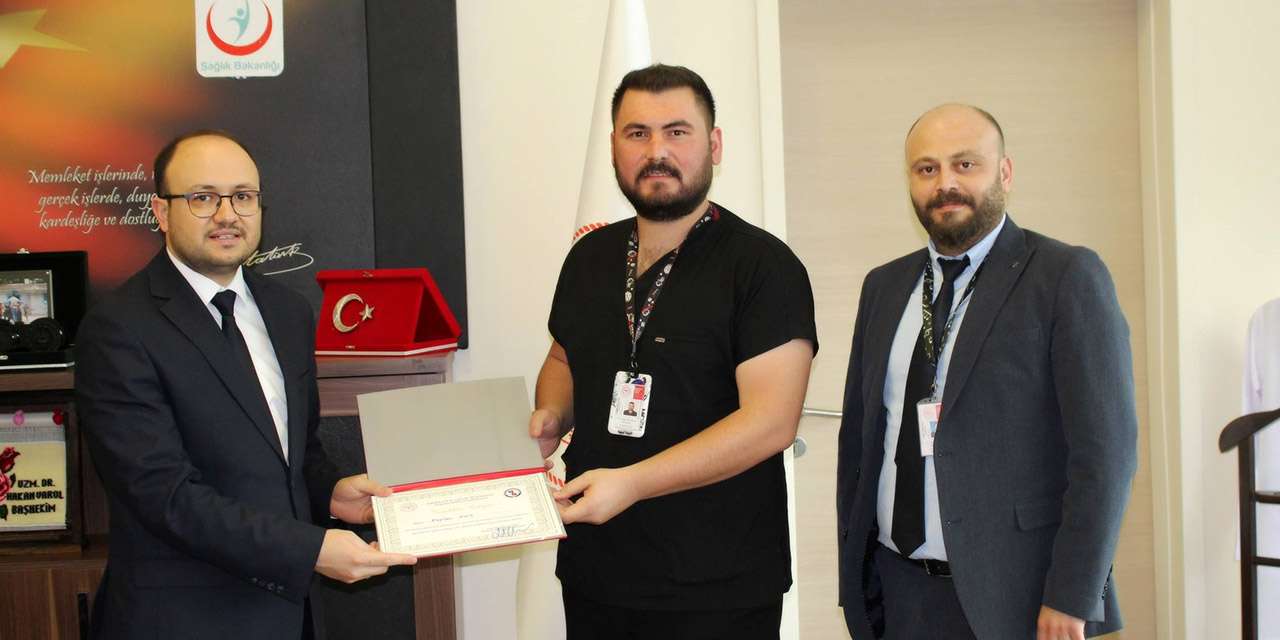 Yüksek İhtisas Hastanesi’nde örnek davranış: Başhekim Varol'dan güler yüzlü personele ödül